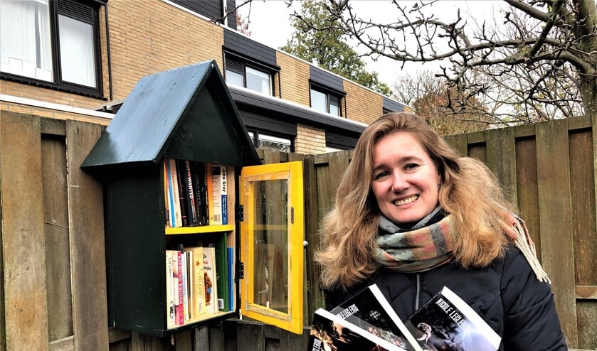 Nicole Leclercq bij de minibieb in Essesteijn met de door haar geschreven trilogie.