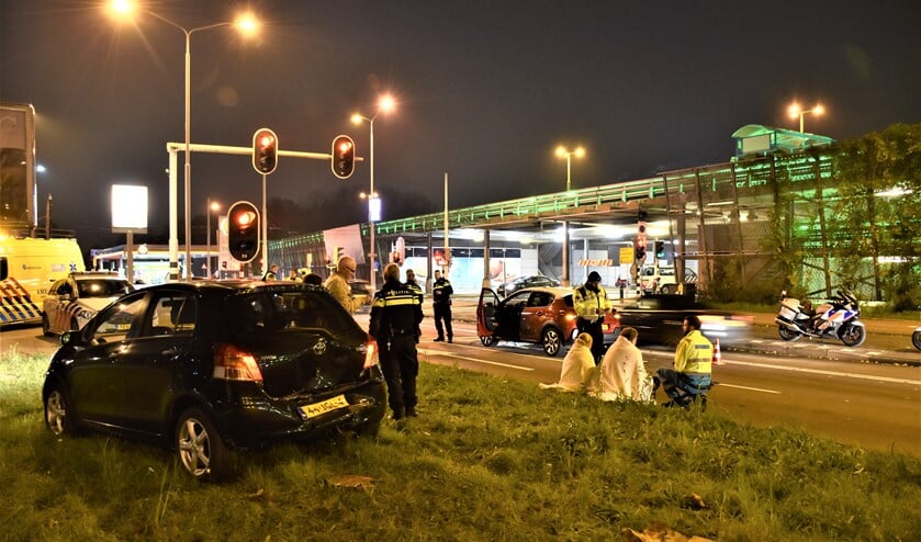 Een auto werd in de achterkant geramd en schoot de middenberm op (foto: Sebastiaan Barel).