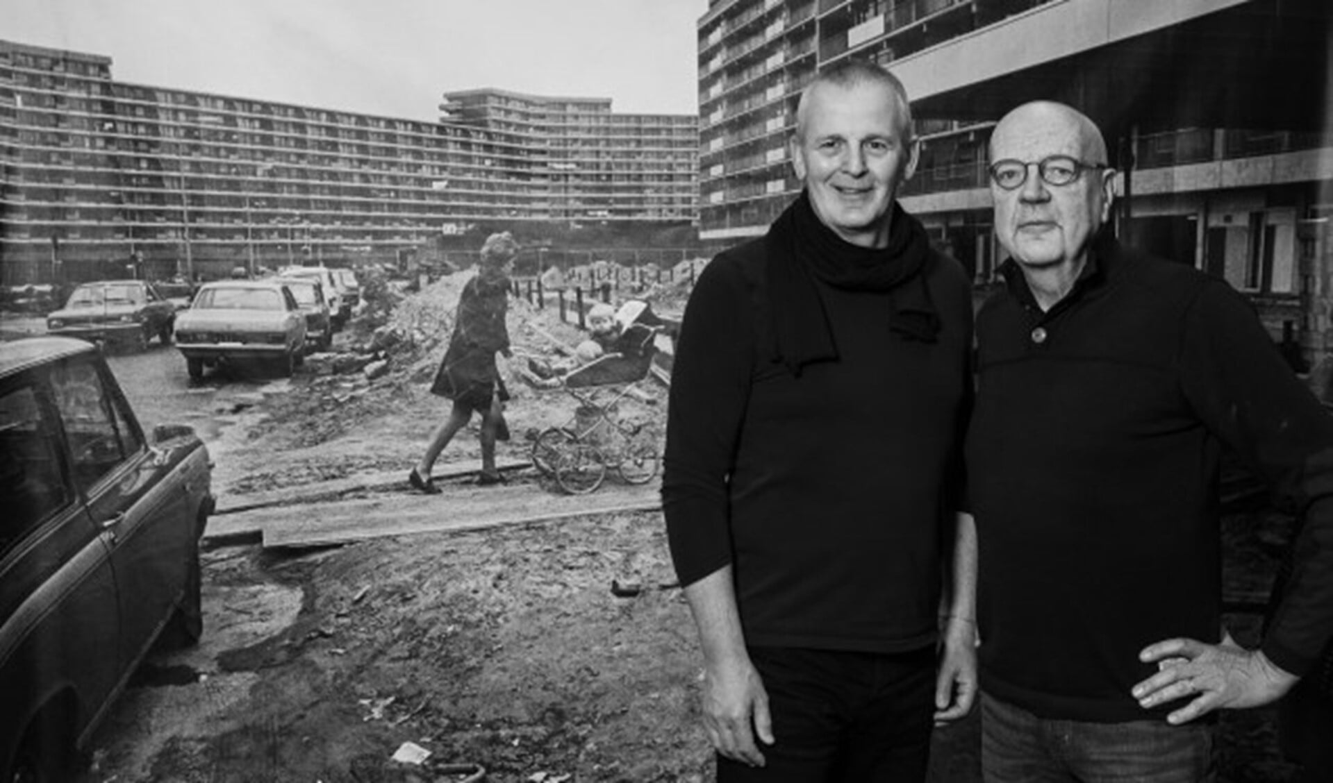 schatbewakers Alcuin Olthof en Willem Hermans voor de foto van Wim Goutier: winkelcentrum Meerzicht nadert zijn voltooiing)