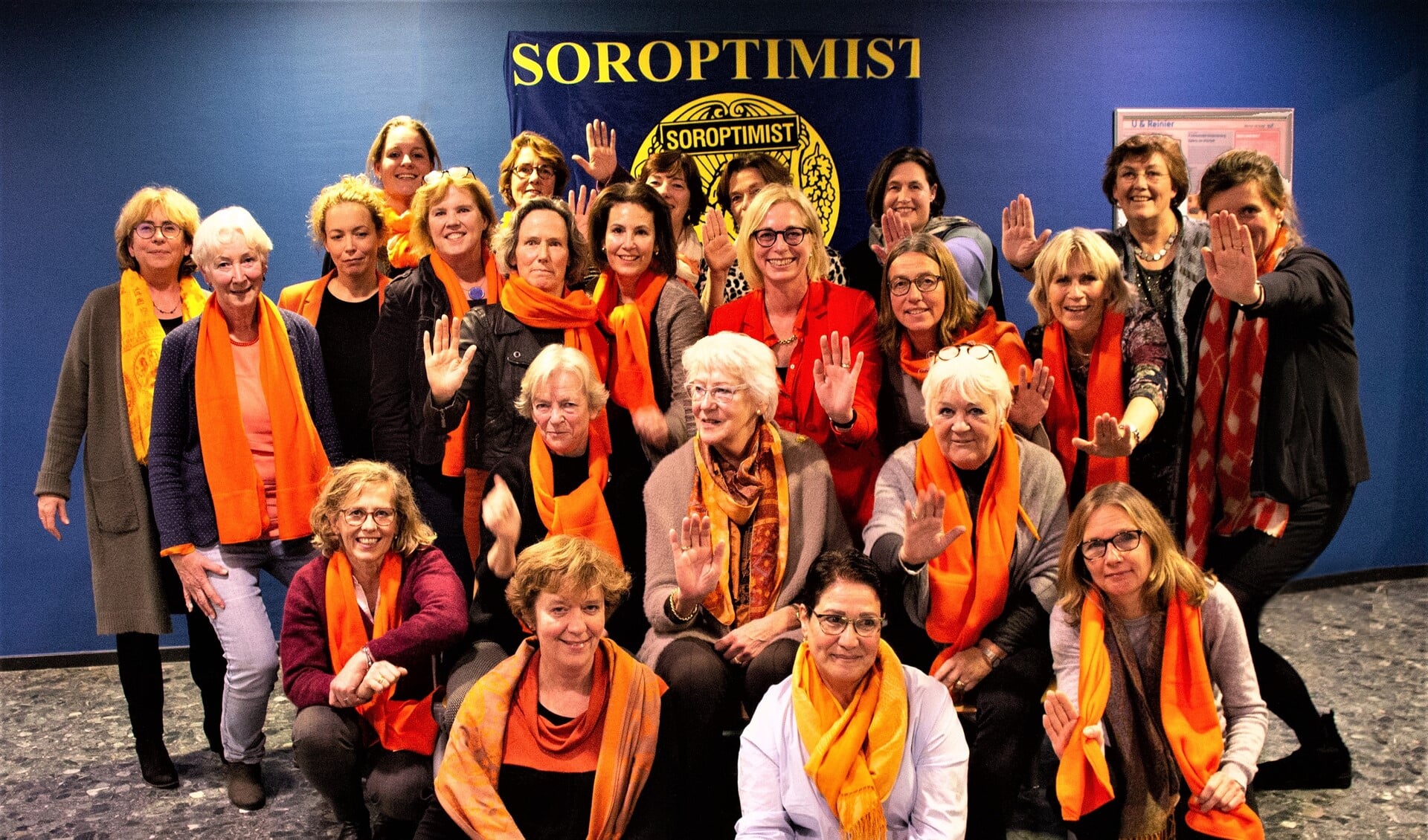 De Soroptimisten in het oranje in het kader van de actie om aandacht te vragen voor geweld tegen vrouwen en meisjes (foto: pr).