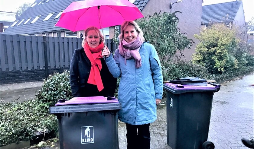 Wethouder Astrid van Eekelen bij het uitreiken van de laatste minicontainers in Stompwijk (foto: gemeente LDVB).