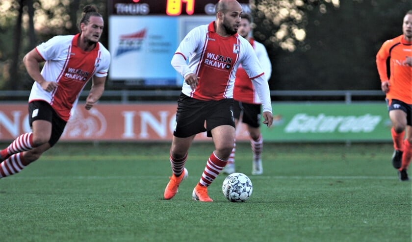 Spelmaker Zakaria Amrani (RKAVV) bleef ondanks stand en tijd naar openingen zoeken (foto: AW).
