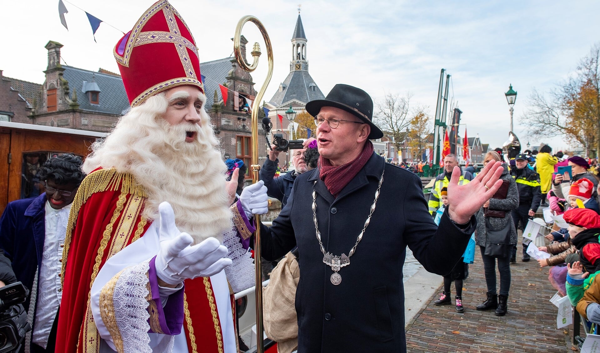 Burgemeester Kaas Tigelaar verwelkomt Sinterklaas in Leidschendam (Foto's: Michel Groen).