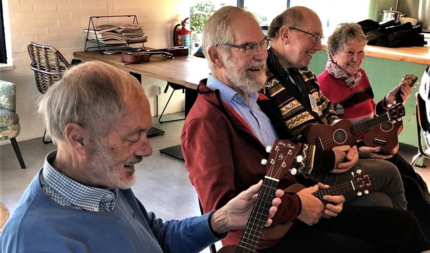 Elke senior kreeg een ukelele in de hand en leerde eerst het kleine instrument goed vast te houden (foto: pr).