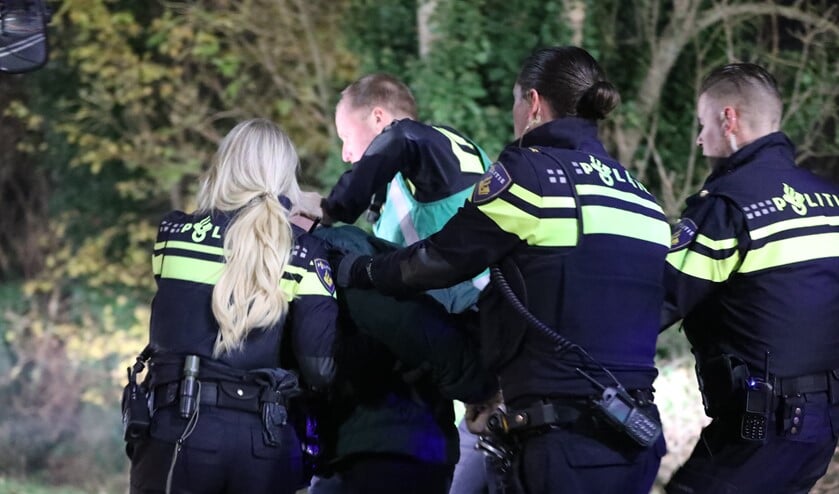 De bewoner werd aangehouden nadat hij hulpverleners had aangevallen (Foto: Regio15)