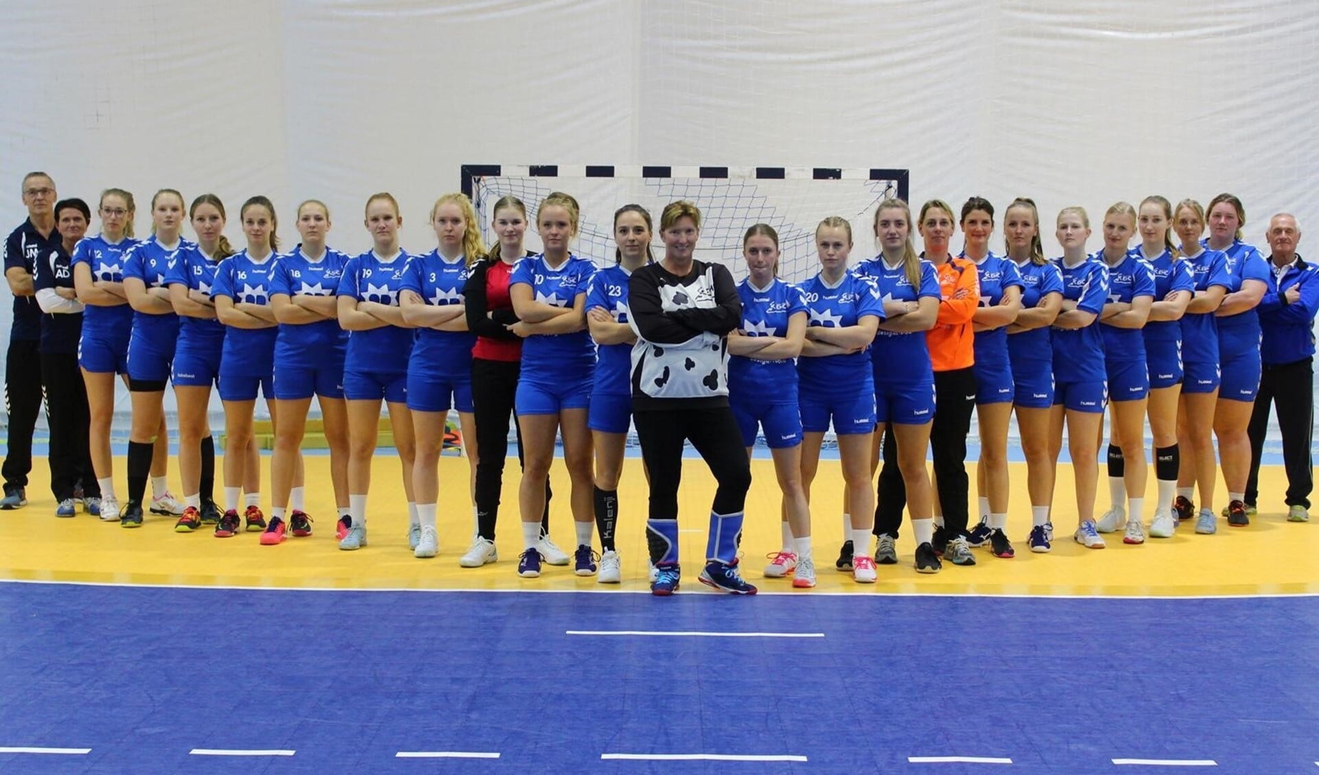 De damesselectie van handbalvereniging EHC (foto: Tessa de Jong).