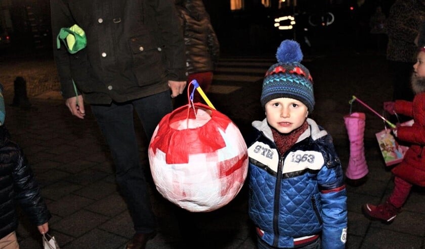 Een van de deelnemertjes aan de lampionoptocht naar de Martinuskerk (foto: Ap de Heus).