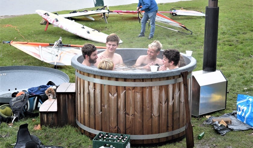 Aan het einde van de race stond er een hottub klaar voor de surfers om verder in te chillen, maar dan zonder de rillingen (foto: pr).