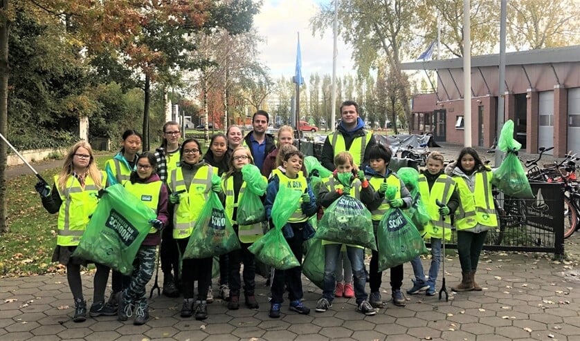 Afgelopen zaterdag stroopten de Waterscouts van scouting Hubertus-Brandaan de mouwen op voor een zwerfvuilactie in de buurt (foto: pr).