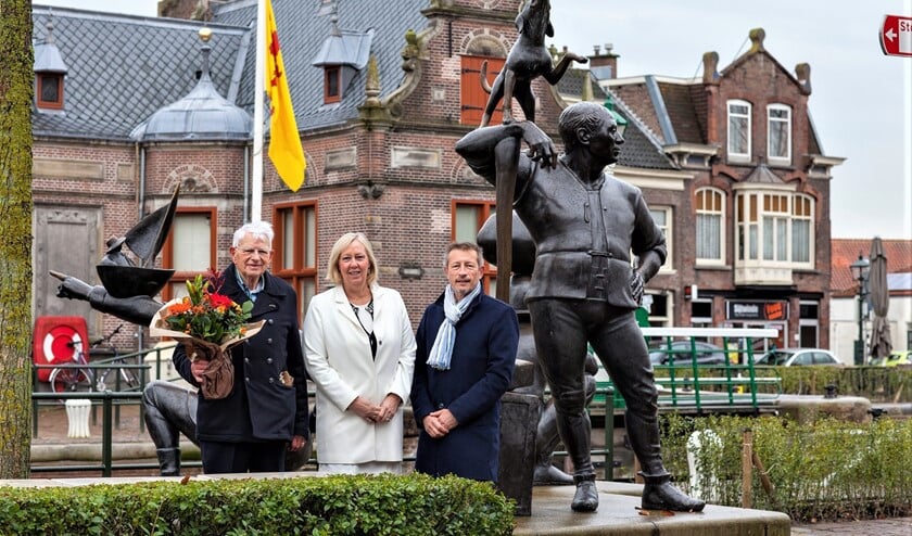 Wethouder Van Eekelen, Igo van Bohemen (l.) en Cees Siermann (Ver. Erfgoed Leidschendam) bij de Damwachters (foto: Hilbert Krane).