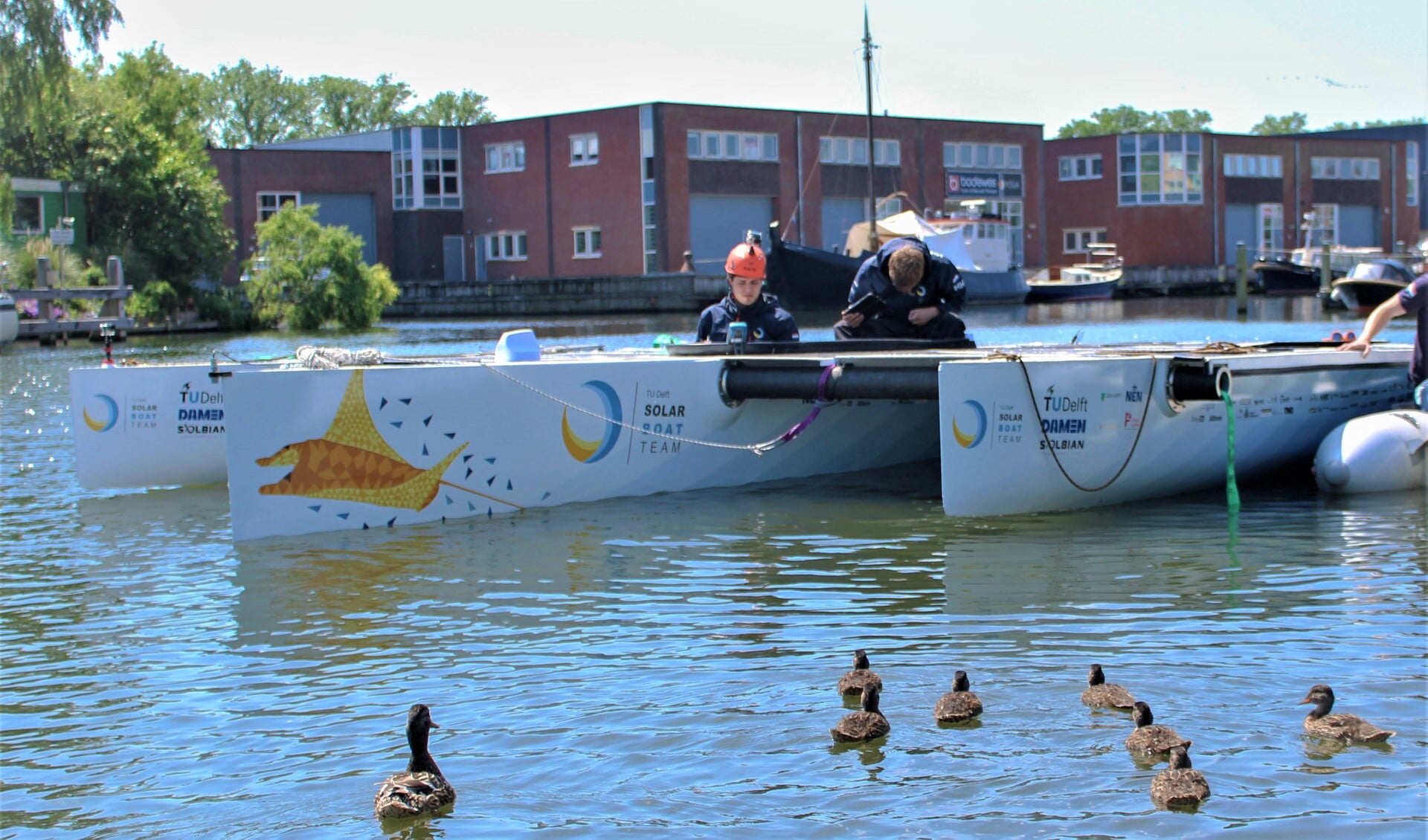 De studenten 'knutselen' aan hun solarboot (foto: pr). 