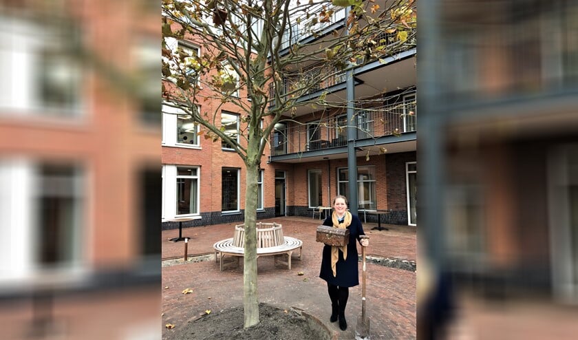 Locatiemanager Annemarie Baas-Braun plaatst de tijdcapsule in de tuin van WZH Vliethof (foto: pr WZH).