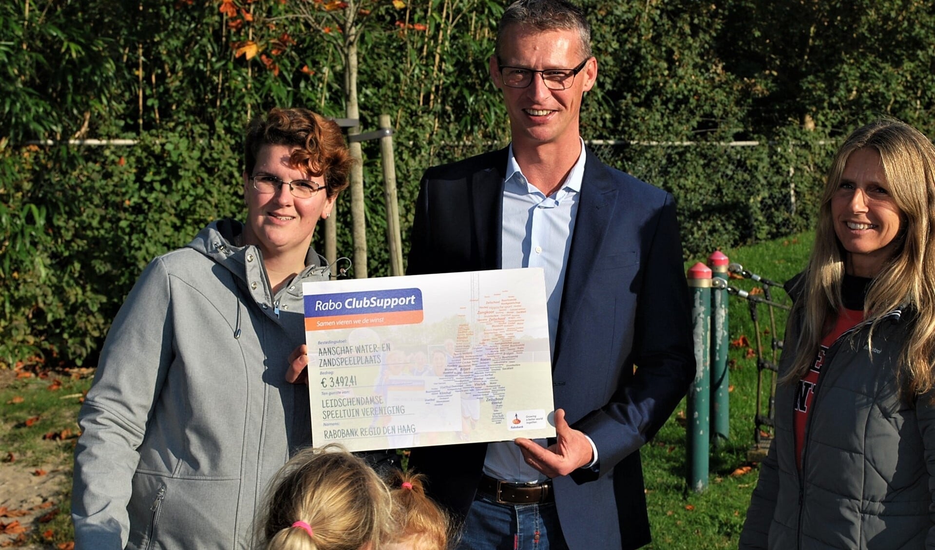 Het bestuur van de LSV heeft uit handen van Caroline Nieuwenbrug-Serlé van Rabobank Regio Den Haag de cheque ter waarde van 3.500 euro in ontvangst genomen (foto: pr LSV). 