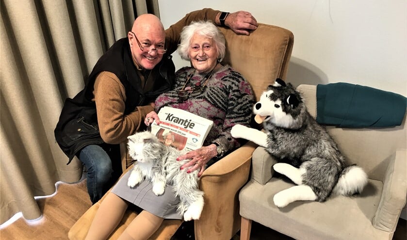 Mevrouw Van Ham-Schoemaker met zoon Hendrik op haar kamer in WZH Vliethof in Voorburg (foto/tekst: Dick Janssen).
