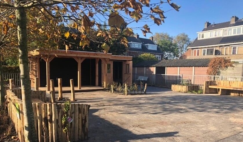 De tuin is voorzien van een ruime schuur met groen dak, natuurlijke spelelementen voor kinderen, schaduwdoeken en veel groen (foto: pr).