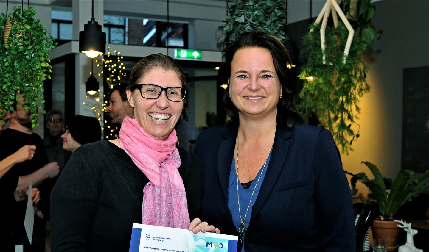 Wethouder Nadine Stemerdink reikt certificaat uit (foto: Anton v.d. Riet).