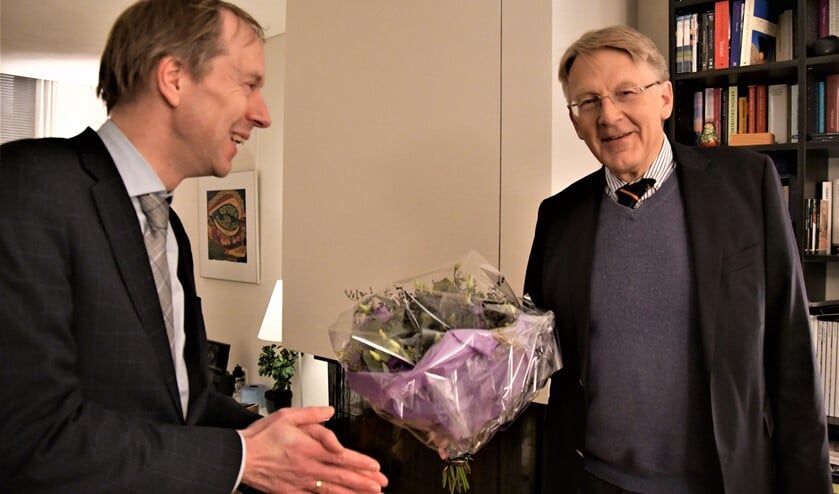 Wethouder Rouwendal bedankt oud-wethouder Beimers voor zijn inzet bij het Van Ravesteyn Fonds (foto: pr).
