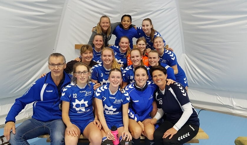 Dames 1 van EHC voor de wedstrijd met Pupil van de Week Naomi (foto: pr).