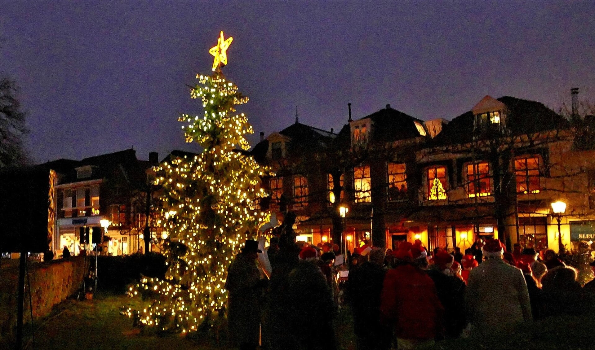 De kerstboom uit Hranice met ontstoken verlichting bij de Oude Kerk aan de Herenstraat in Voorburg (foto: Ot Douwes).