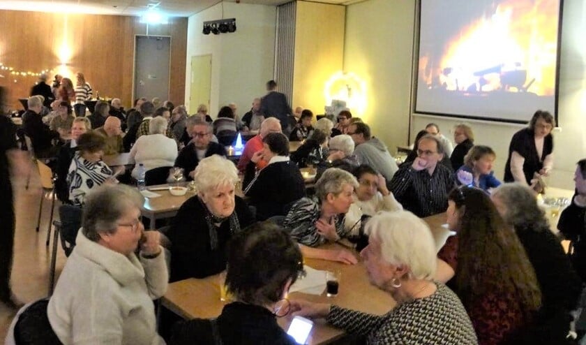Het gezellige vrijwilligersfeest voor vrijwilligers in De Groene Loper (foto: Ap de Heus).