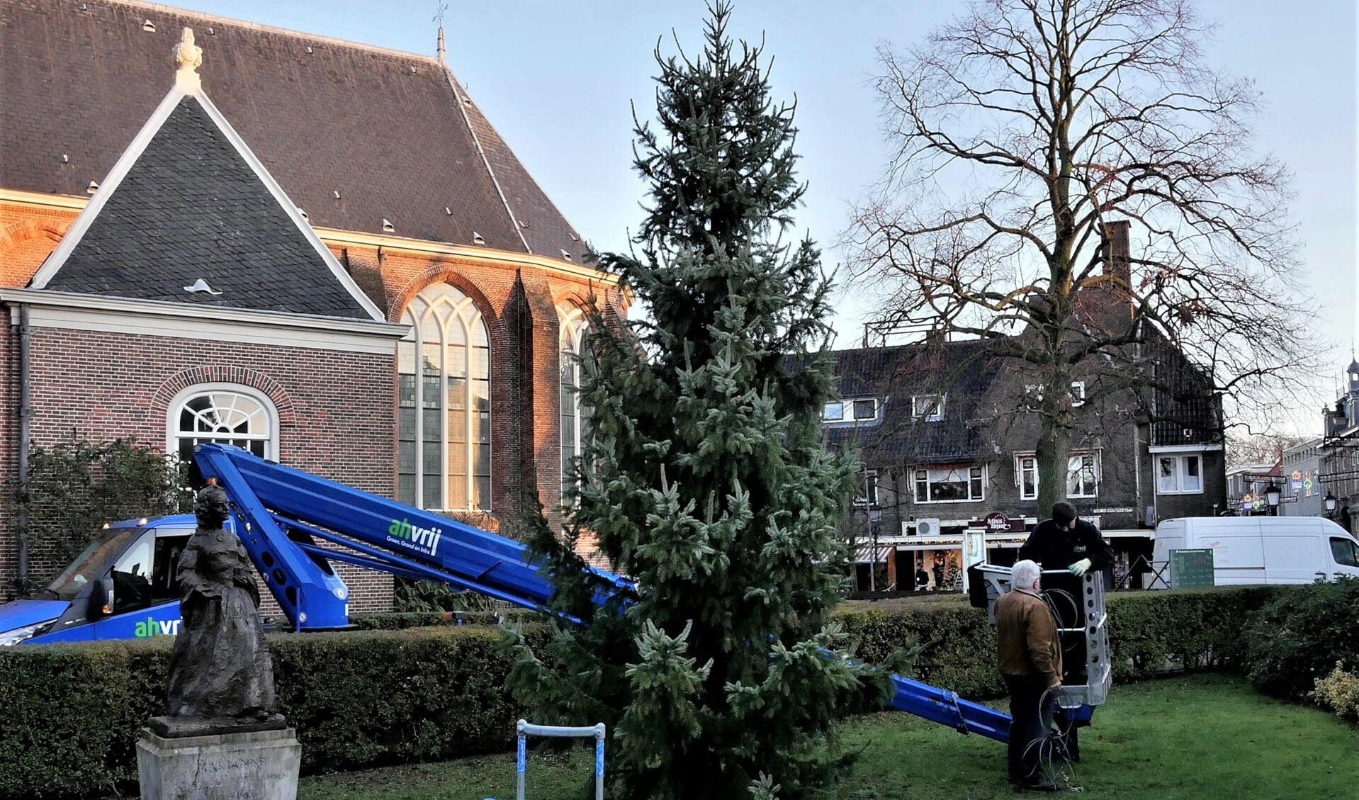 De kerstboom uit Hranice staat weer bij de Oude Kerk in de Herenstraat te Voorburg (foto: Ot Douwes).