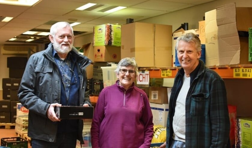 De vrijwilligers Joost de jager, Helma Santbergen en Ruud Mons zetten zich graag in voor de Voedselbank. Foto: RM
