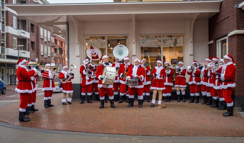 Het kerstmannenorkest dat in Leidschendam Centrum de boel op stelten zette (foto: Sebastiaan Barel).