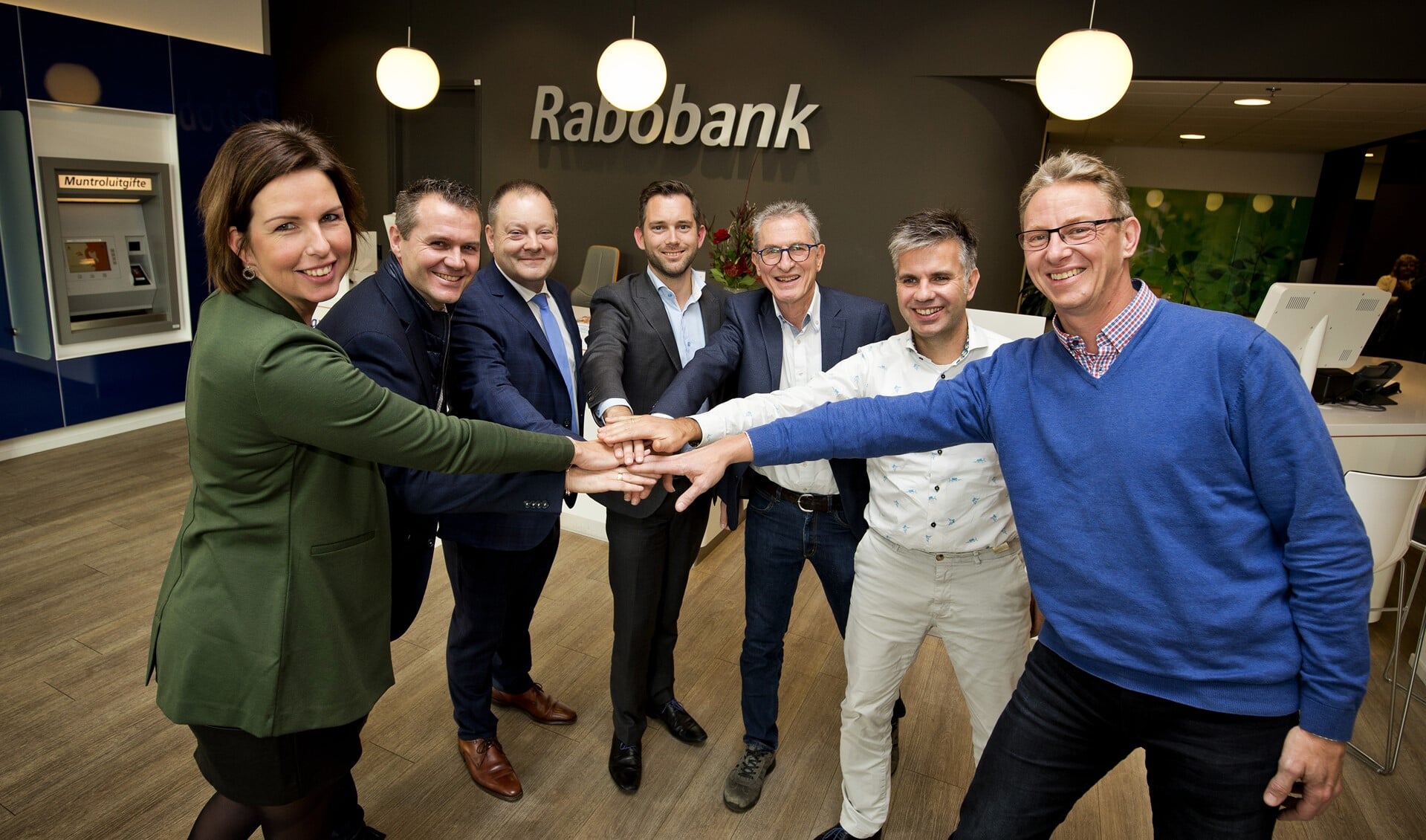 De Rabobank en de gemeente slaan de handen energiek ineen. (foto: Guus Schoonewille) 