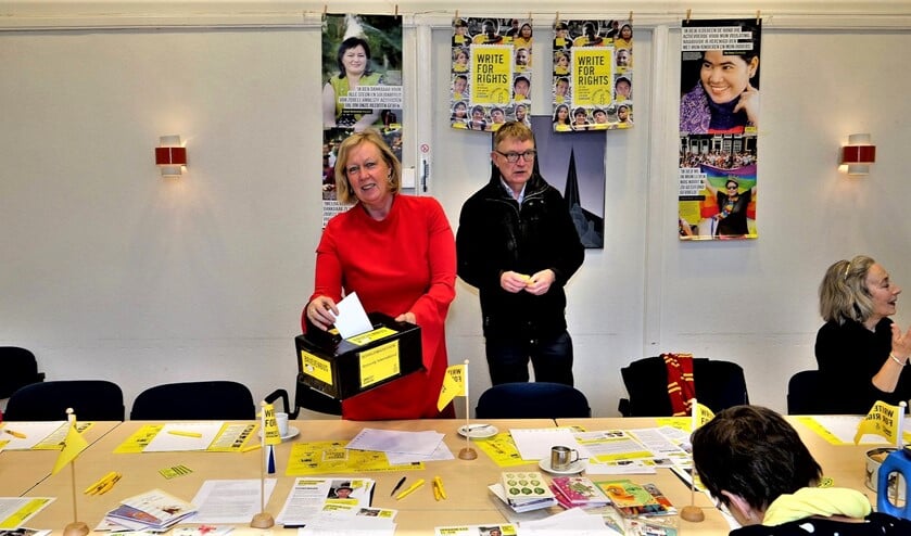 Amnesty NLin Voorhofmet wethouder Astrid van Eekelen2019-12-07