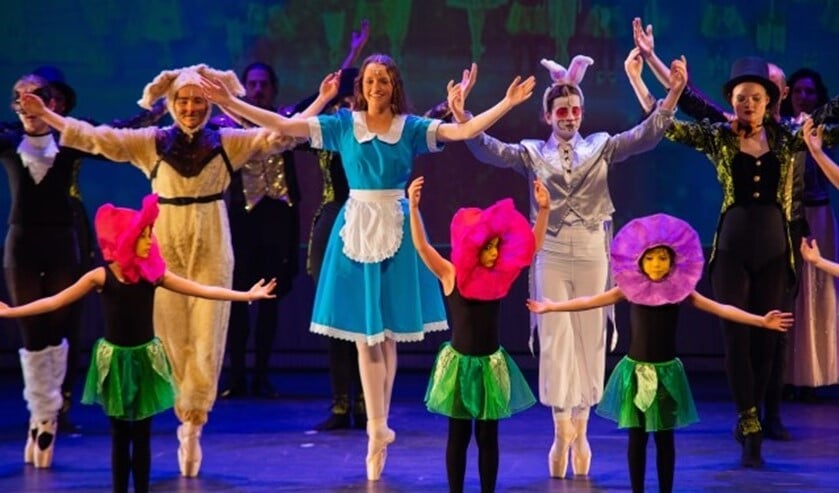 Een balletvoorstelling van leerlingen van dansschool Ricardo Sibelo vol passie en dansplezier met klassiekers van Tchaikovsky en de Djembé-artiest Koko Lawson als muzikaal begeleider. Foto: Hans Driessens