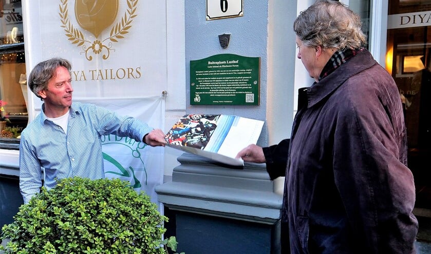 De onthulling door André Tenholter en Kees van Geitenbeek, die veel informatie over het pand hebben verzameld (foto: Ot Douwes).