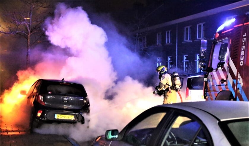 De brandweer heeft de auto direct geblust. Het voertuig moet echter als verloren worden beschouwd (foto: Jordy de Groot/District8).