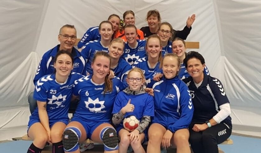 Dames 1 van EHC met Kanjer van de week Winni (foto( pr EHC).