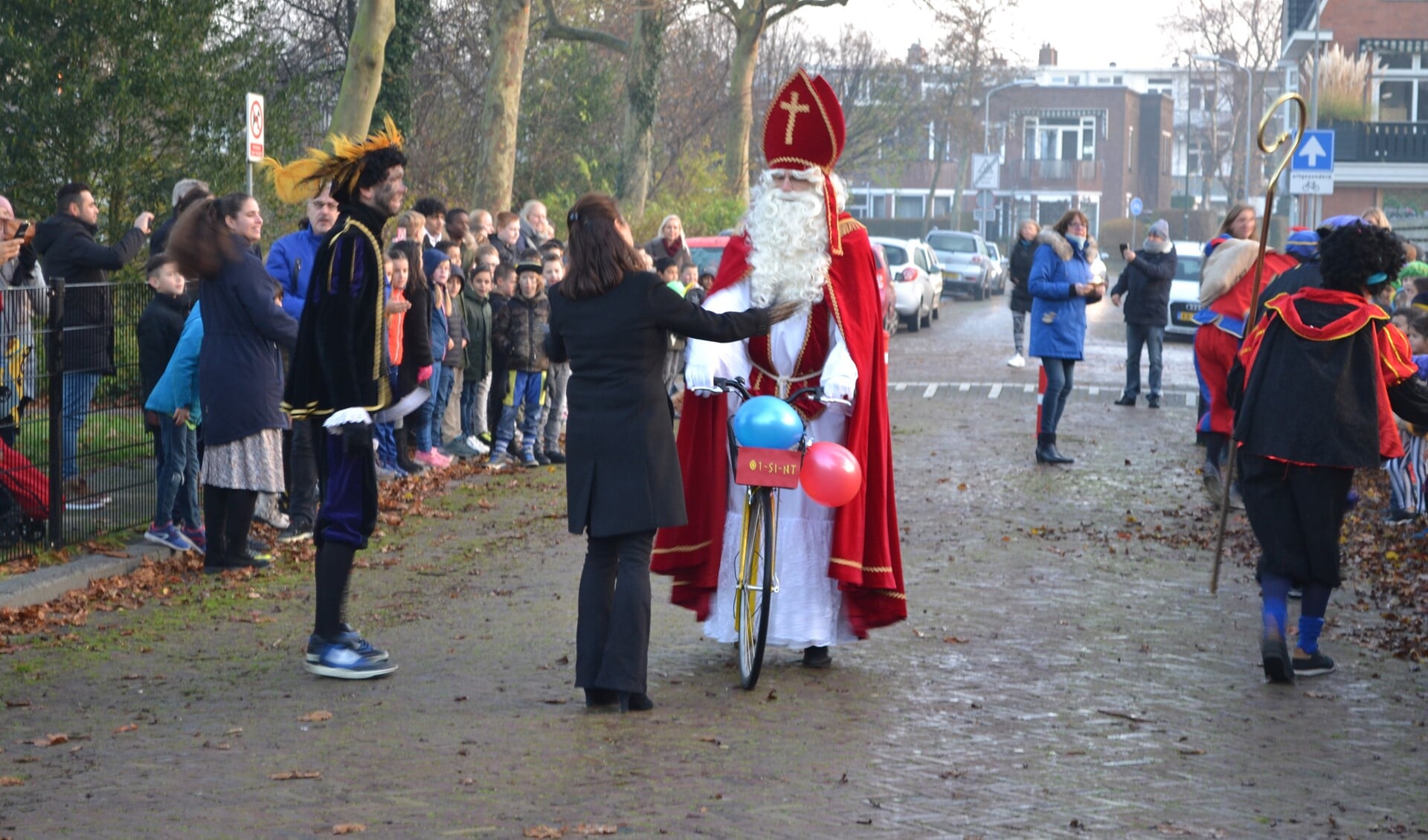 Sinterklaas kwam op de step naar basisschool de Parachute (Foto: Inge Koot)