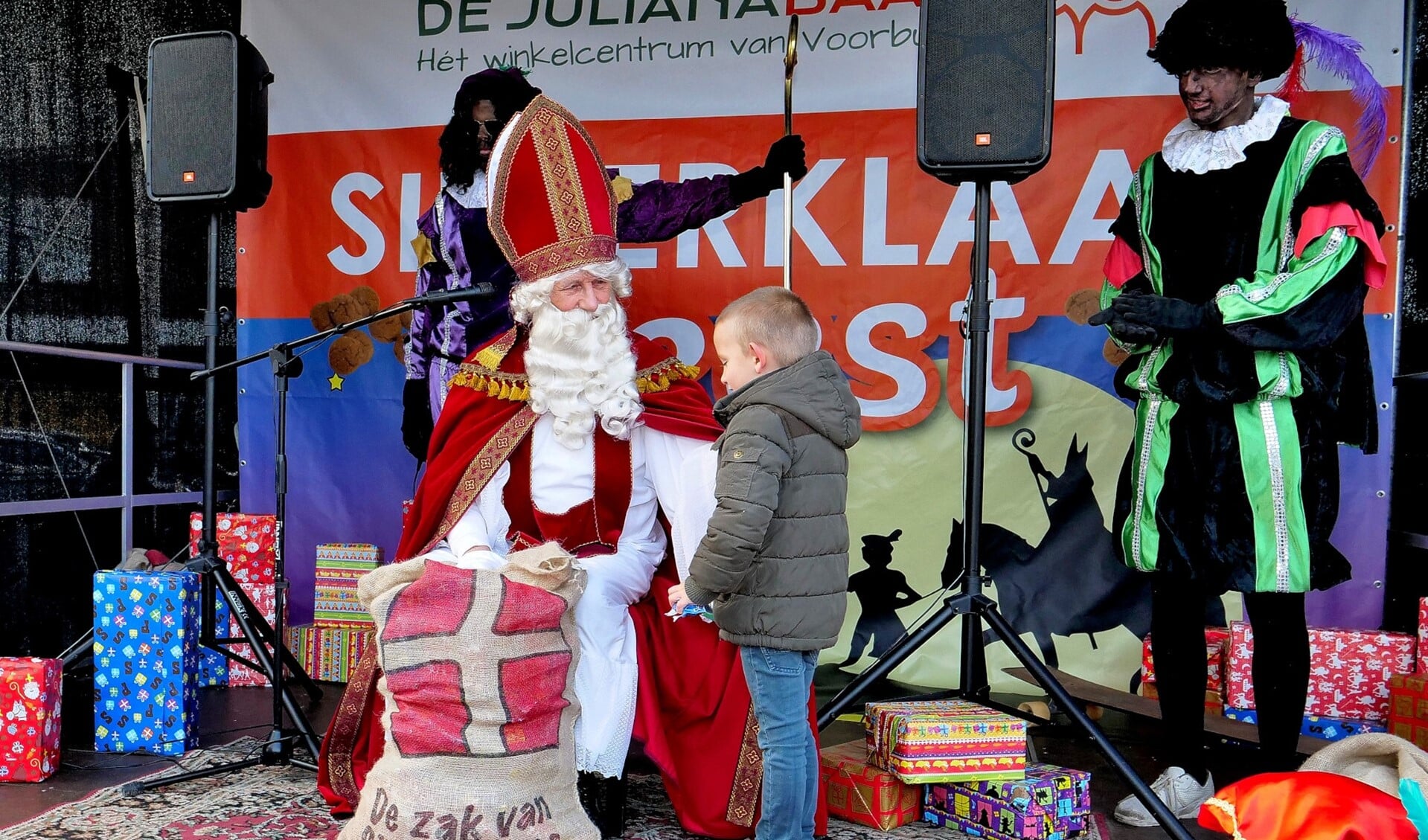 Sinterklaas ontvangt kinderen en geeft cadeautjes weg in winkelcentrum De Julianabaan (foto: Ot Douwes).