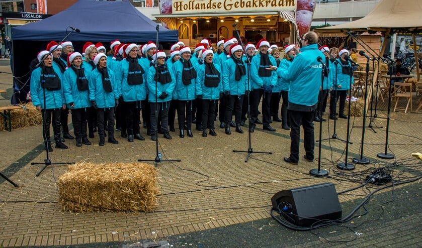 Pop(kerst)koor Rebound treedt op in winkelcentrum De Julianabaan (foto: Sebastiaan Barel).