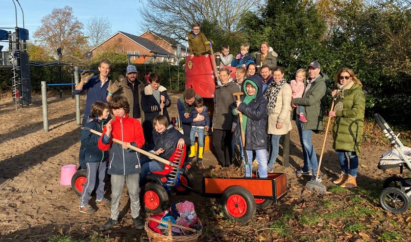 Tot slot werd er nog met alle actieve ouders en kinderen die een handje hadden meegeholpen, geposeerd voor een groepsfoto (foto: pr).