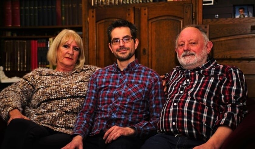 Stephan, met zijn ouders Ina en Peter thuis in Zoetermeer, hoopt dat ook het laatste bedrag kan worden opgehaald. Foto: Robbert Roos