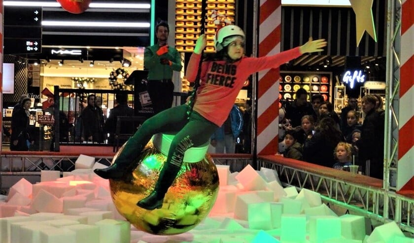 Op de Christmas Wrecking Ball in Leidsenhage (Westfield Mall of the Netherlands) om een prijs te bemachtigen (foto: Ap de Heus).