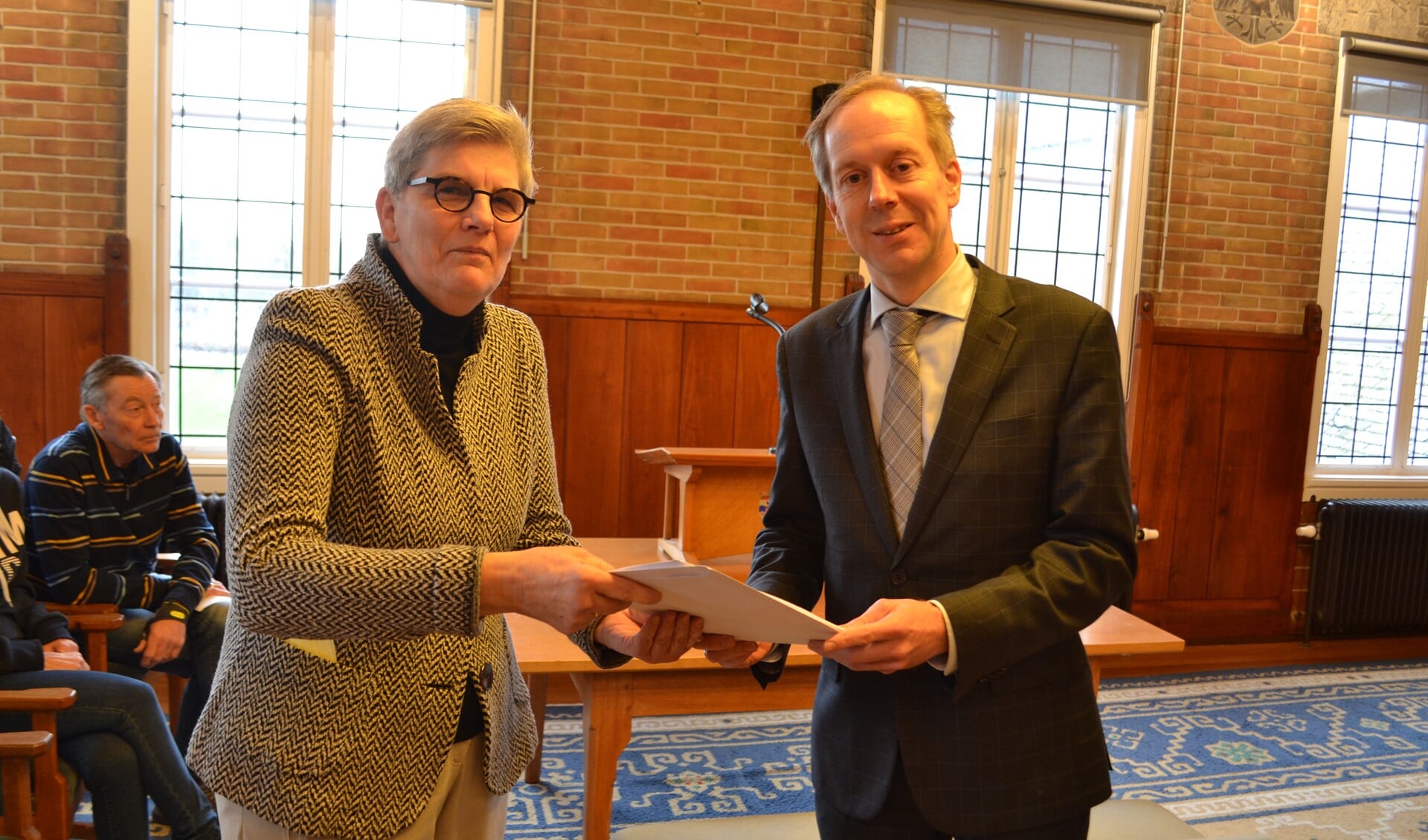 Willy Tiekstra overhandigt de petitie met 500 handtekeningen aan wethouder Rouwendal (Foto: Inge Koot).