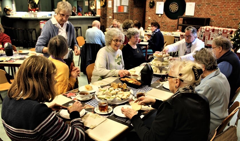 Smikkelen en smullen tijdens de kerstversie van de high tea in Ons Tolhuis bij Wijkvereniging Leidschendam-Zuid (foto: pr).