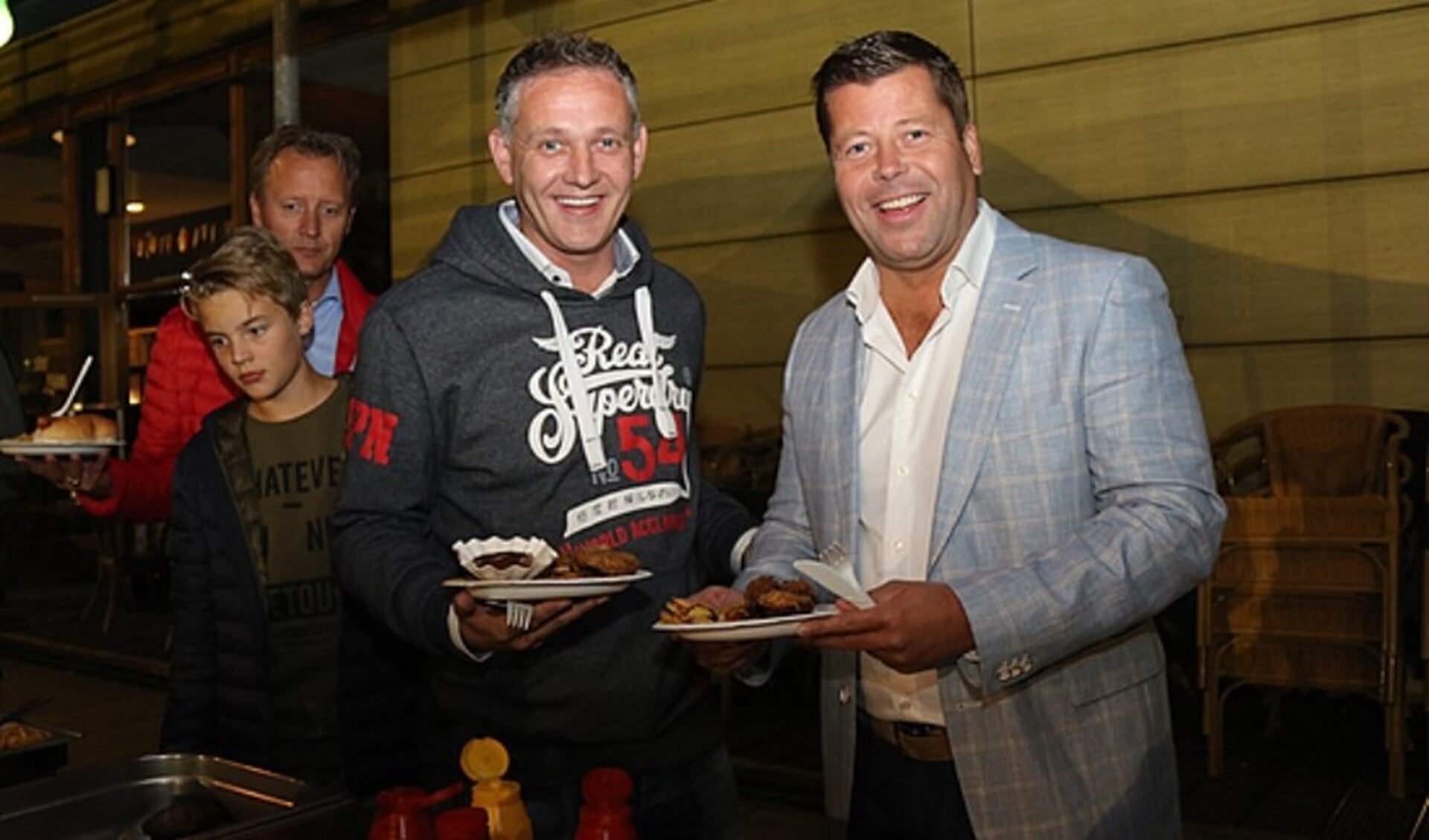 Hoofdtrainer Dick Boereboom en sponsor Jan-Willem Dijksman tijdens een barbecue in 2017. Foto: Sander de Hollander