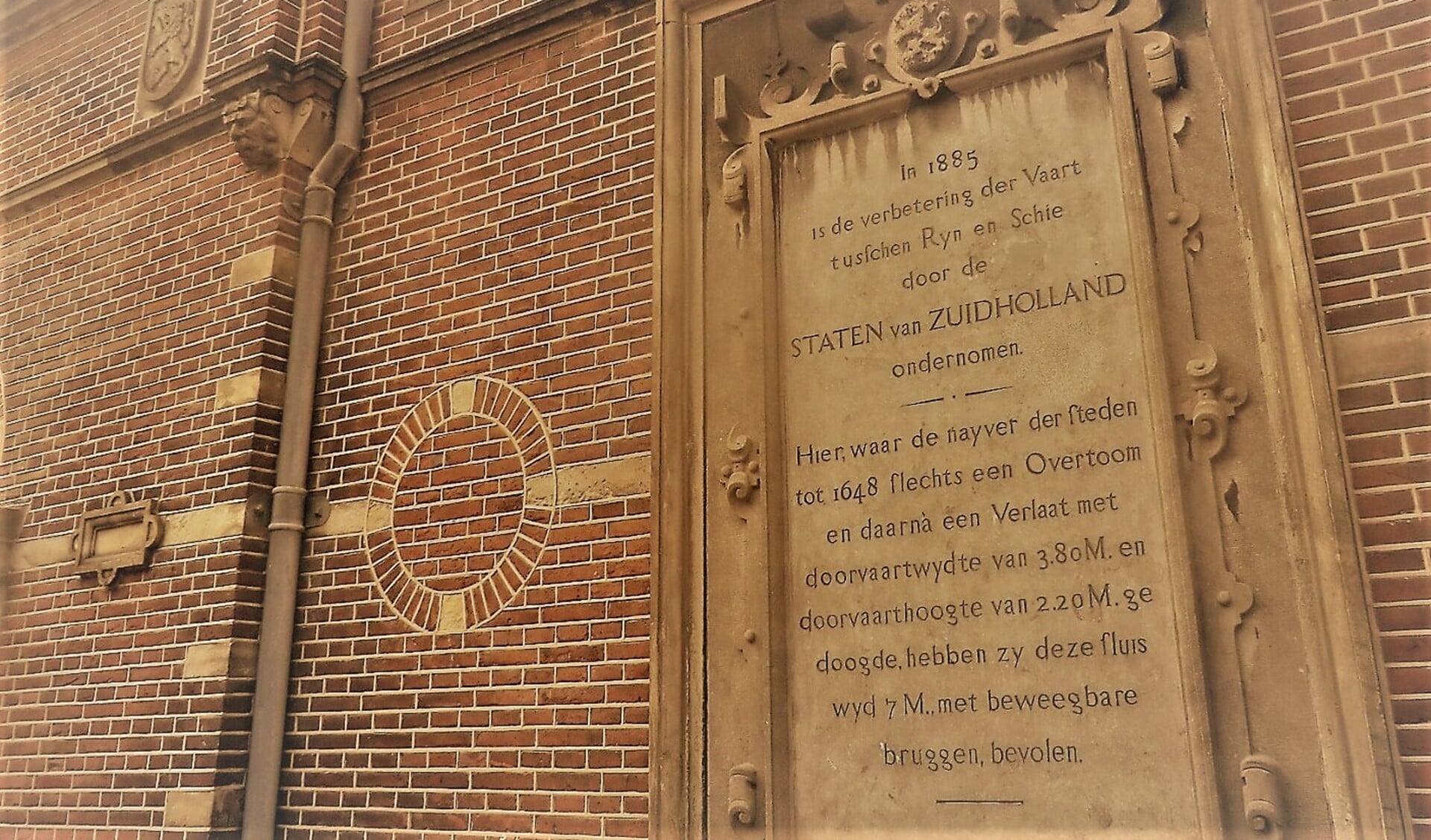 De gedenksteen die is geplaatst op het sluiswachterskantoor aan het Sluisplein in Leidschendam.