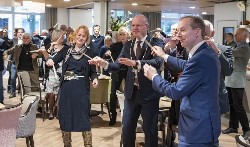 Vooraf aan de opening vond er in het Grand Café een verkorte versie van de workshop luchtdirigeren plaats (Foto's Michel Groen).