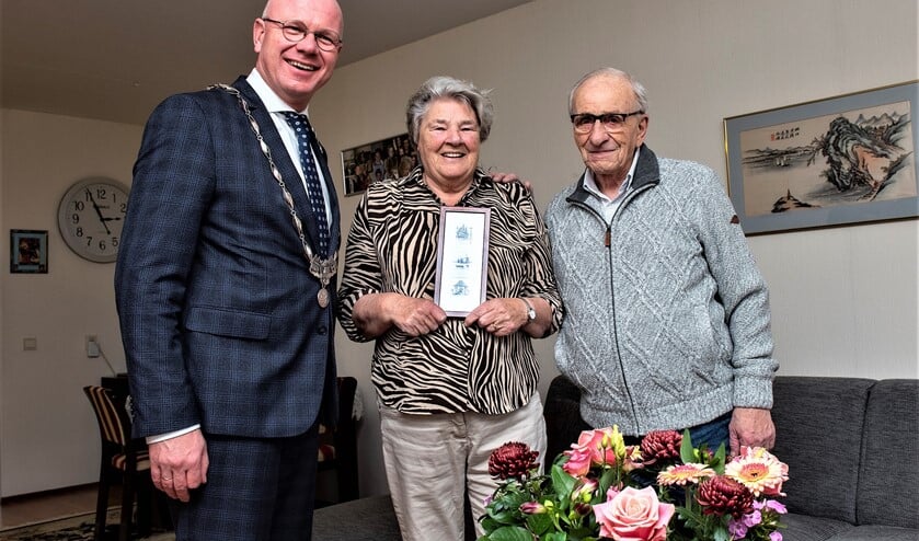 Burgemeester Tigelaar met het diamanten bruidspaar (foto: Michel Groen).