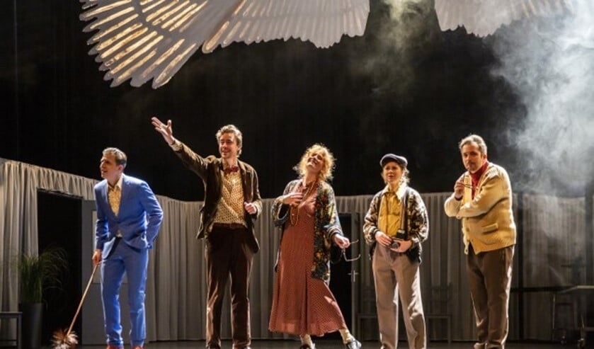 De relatief jonge cast speelt in het stuk de sterren van de hemel. Foto: Raymond van Olphen.