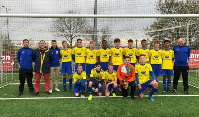 Staand vlnr: Hoofdtrainer Mario Chow, sponsors: Patrick en Diégo van den Hemel, Jonas, Joost, Walter, JD, Jasper, Casper, Erik, Jobbe, Caine, assistent trainer Michel van Veen Zittend vlnr: Giovanni, Dennis, Florian, Thimo en Tiemen