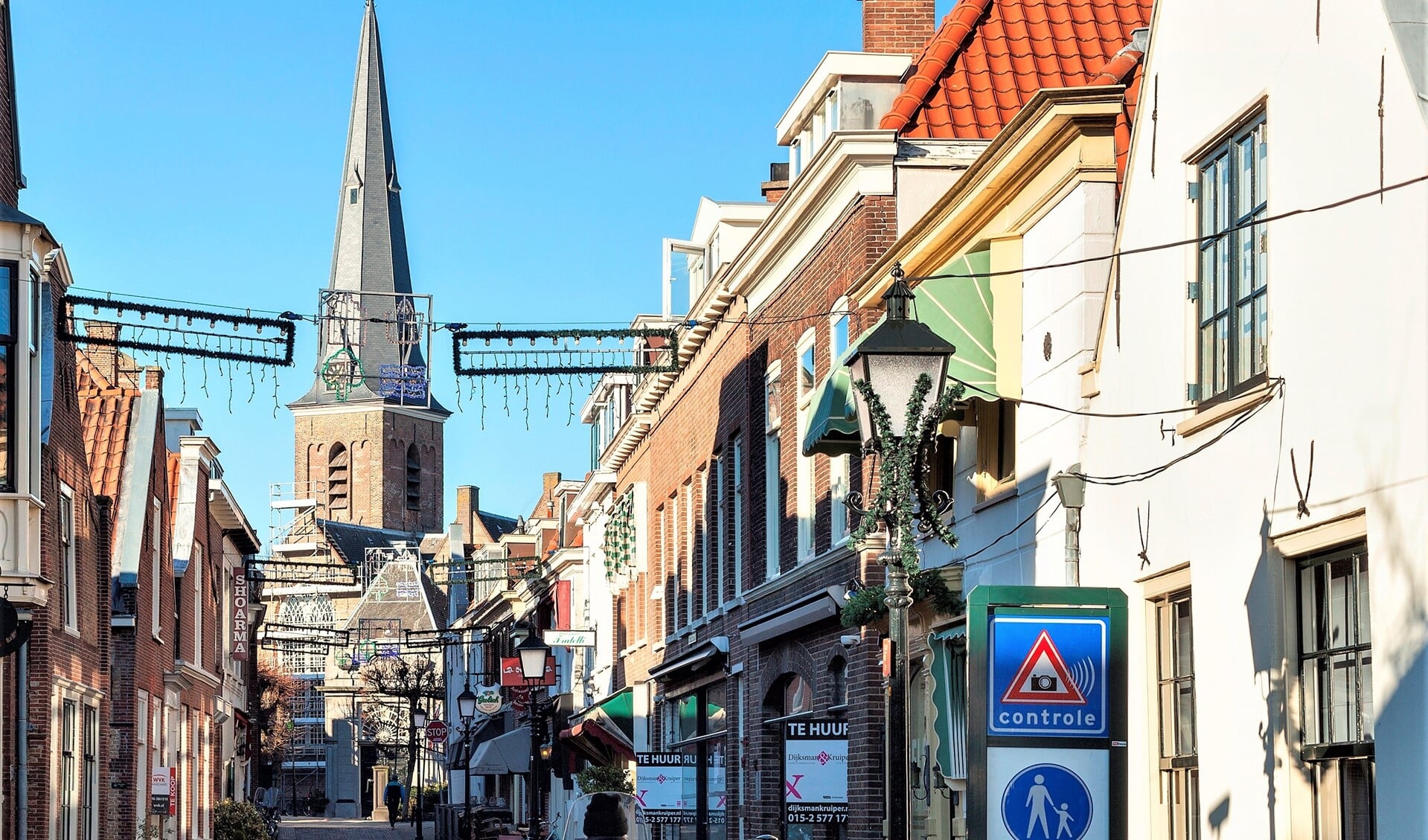 Scooter rijdt door de Kerkstraat in Voorburg richting de Herenstraat en negeert de borden (foto: gemeente LDVB).