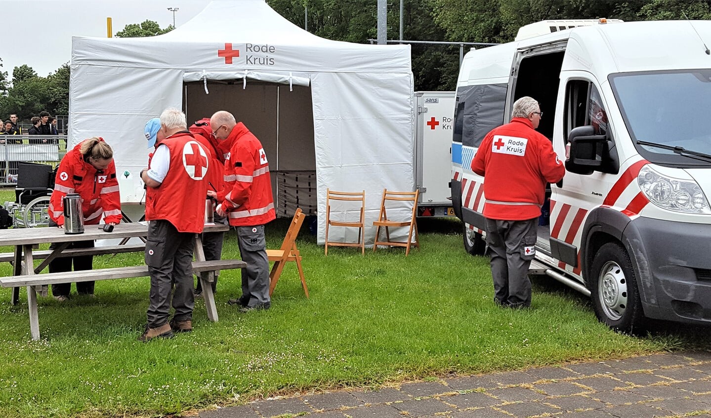 Het Rode Kruis is bij grote evenementen aanwezig met een bus en een tent (foto: Rode Kruis/tekst: Dick Janssen).