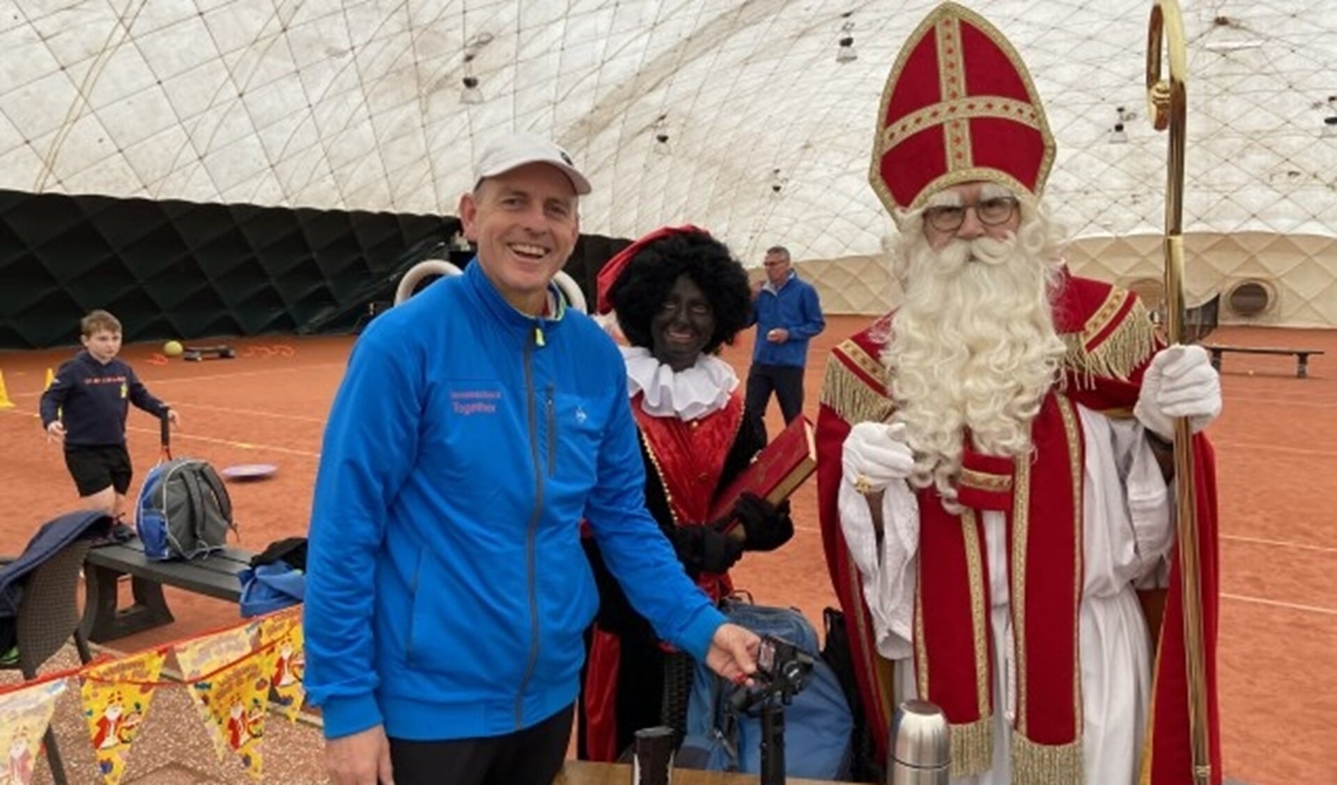 clubtrainer André de Mos begroet Sinterklaas